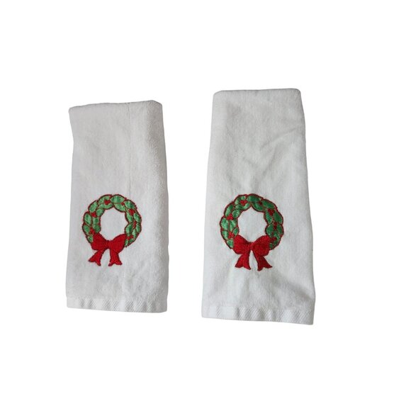 Cotton 2 Hand Towels With Embroidered Green Red Christmas Wreath USA - Picture 1 of 8